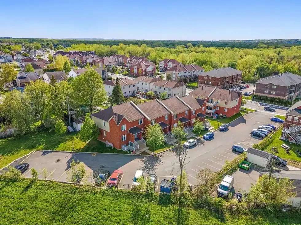 7621-7657 Boul. des Laurentides (rue privée) Laval (Auteuil) H7H 1S1